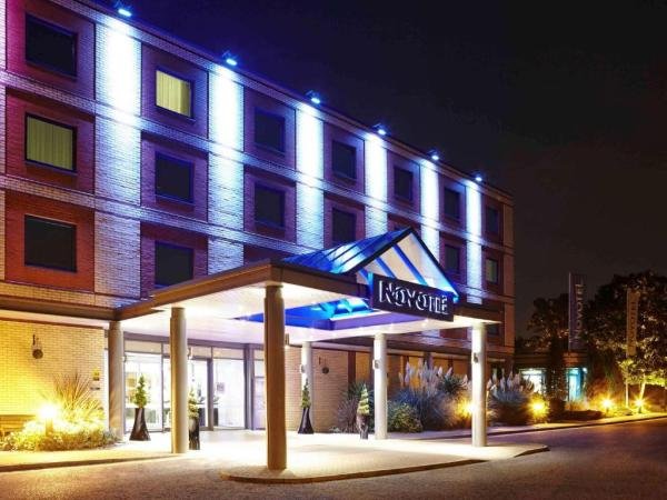 SkyPark Pro Parking Pick Up From : "Novotel London Heathrow"