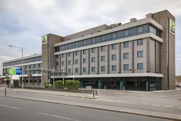 SkyPark Pro Parking Pick Up From : "Holiday Inn Express, London Heathrow T5"