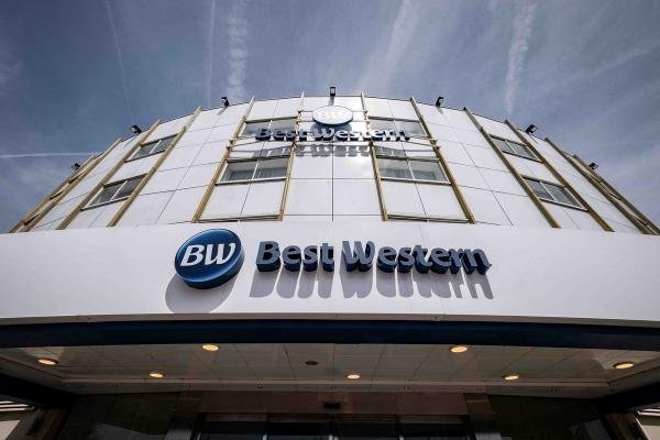 SkyPark Pro Parking Pick Up From : "Best Western London Heathrow Ariel Hotel"