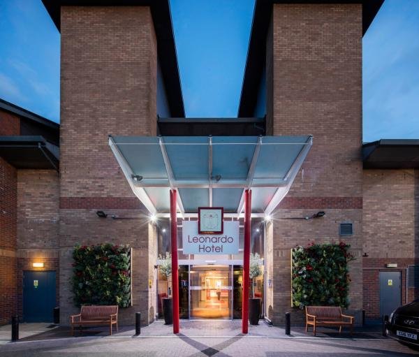 SkyPark Pro Parking Pick Up From : "Leonardo Hotel London Heathrow Airport"